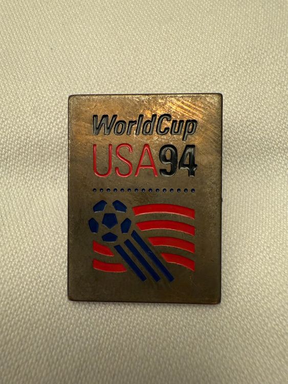 Pin's FIFA World Cup USA 94 signé Guelfi - FR