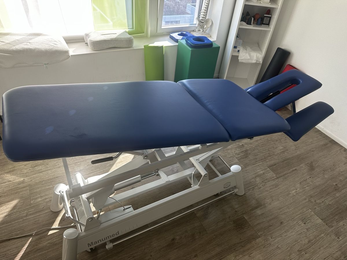 Sedie a sdraio: Behandlungsliege Manumed elektrisch blau gebraucht – Usato da Chur venduto da Lungos72 5