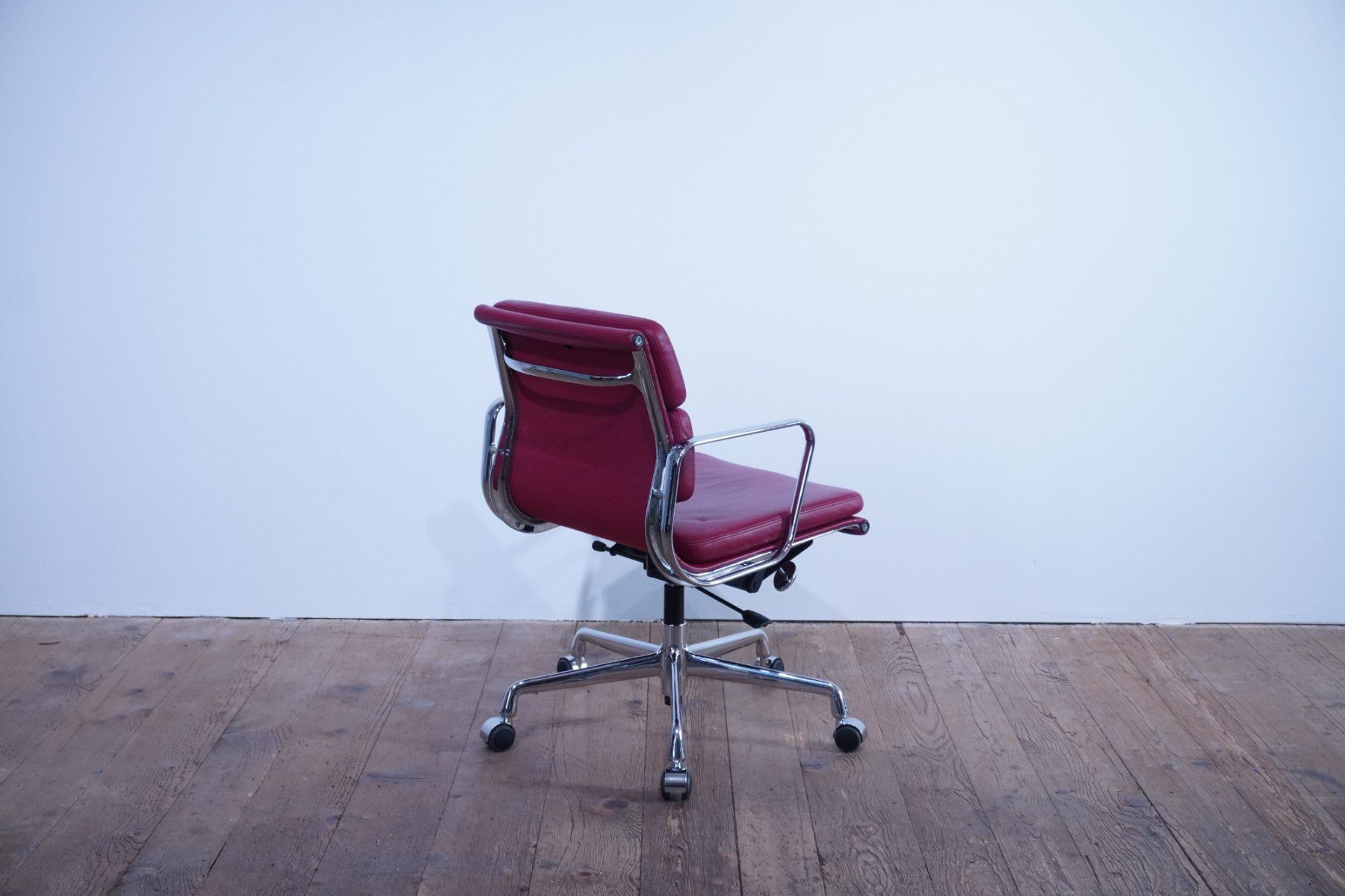 Vitra Sedie: Vitra Eames Soft Pad Chair EA217 Leder rot – Usato da Bad Zurzach venduto da QLASSIQ 2