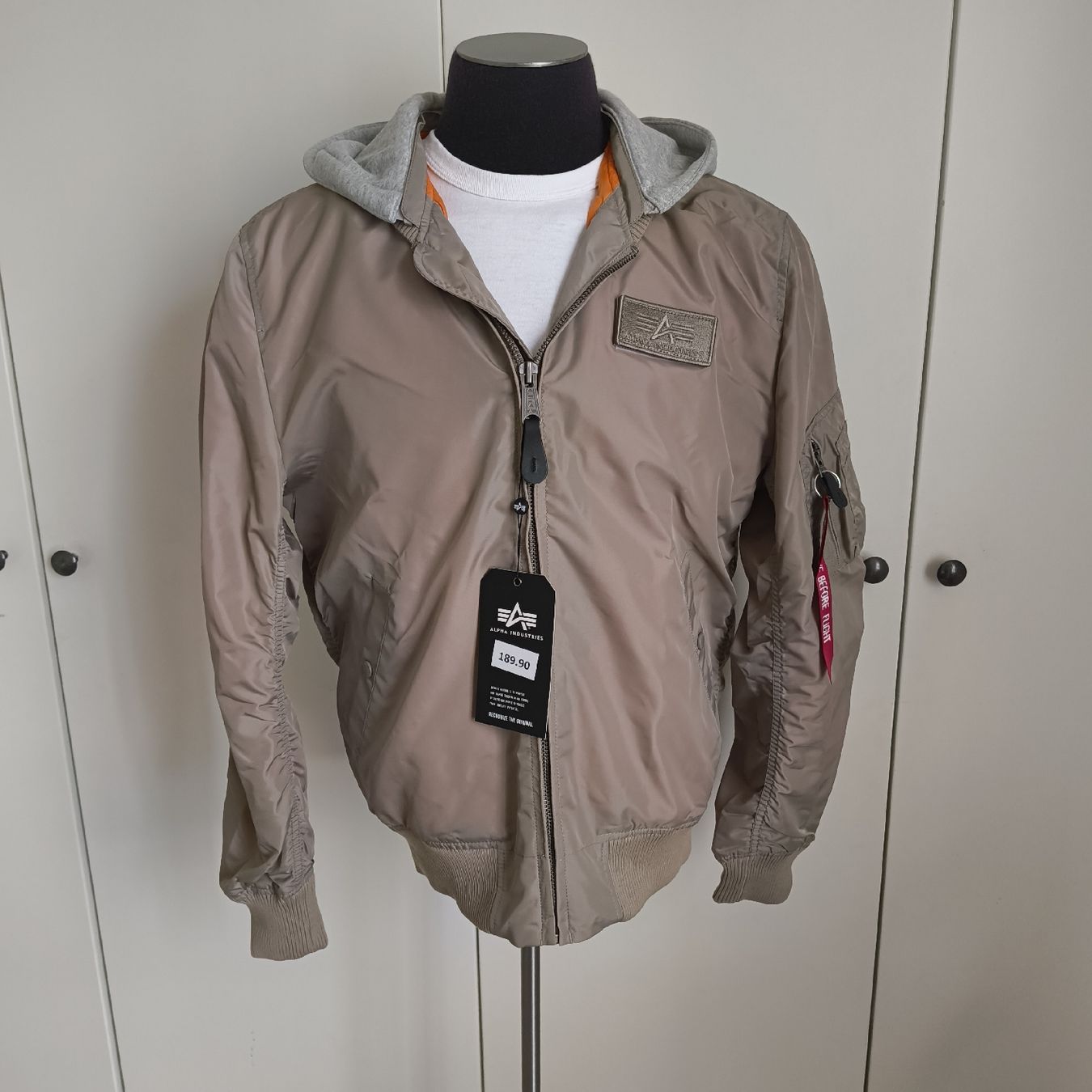 Alpha Industries Giacche: Alpha Industries Übergangsjacke mit Kapuze, Grösse L – Nuovo e nell'imballaggio originale da Uitikon Waldegg venduto da PJLS1