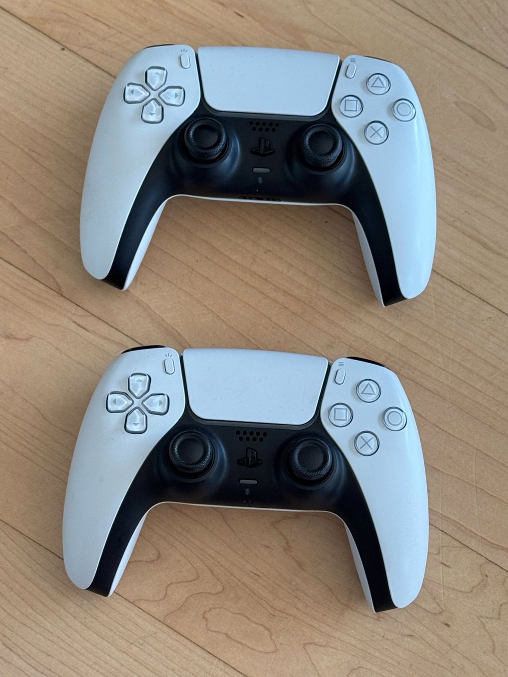 Sony Konsolen: Sony PlayStation 5 Disc Edition + 2 Controller + Ladestation – Gebraucht aus Rüschlikon von Mercatus_89 7