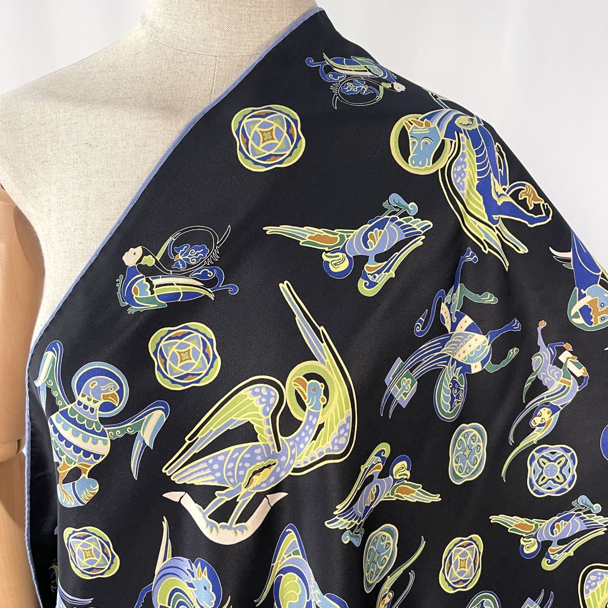 Fabric Frontline Foulard & Sciarpe: FABRIC FRONTLINE Silk Scarf – Nuovo (secondo la descrizione) da Emmen venduto da Avviivva_Com2023 2