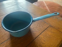 Ancienne casserole avec bec verseur émaillé bleue