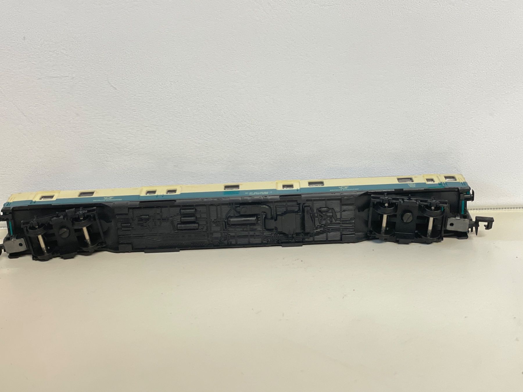 Arnold Modelleisenbahnen: Arnold 3281 DB Bahnpostwagen Beige/Türkis – Gebraucht aus Wilderswil von Modellbahn-Shop-Moll 4