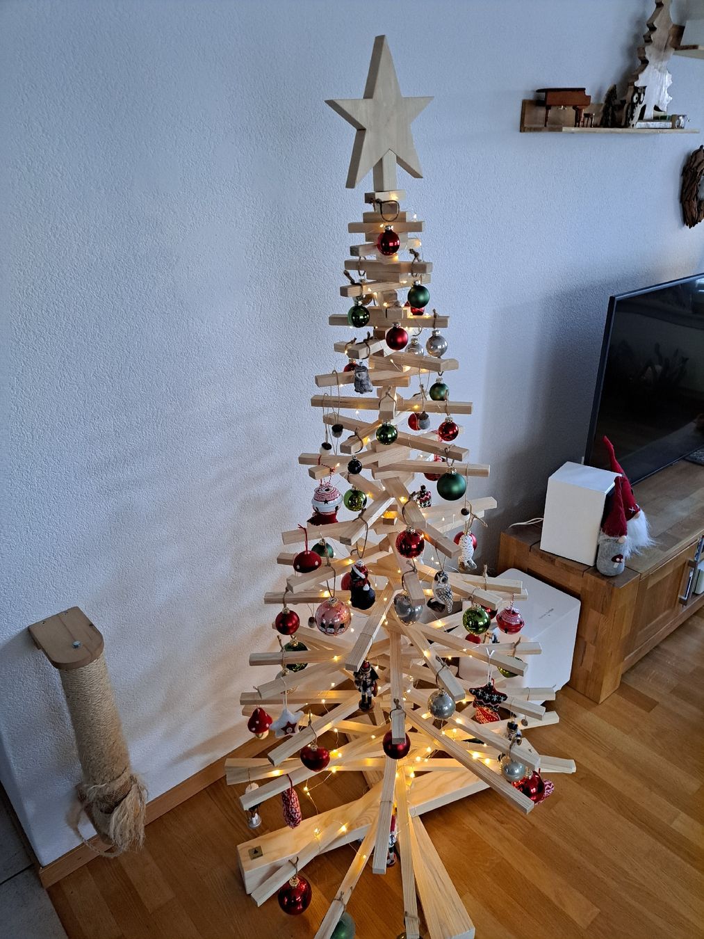 Alle Dekorationen: Holzweihnachtsbaum – Gebraucht aus Tann von Dish
