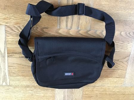 Schwarze Umhängetasche von About-U, neuwertig! Praktisch.