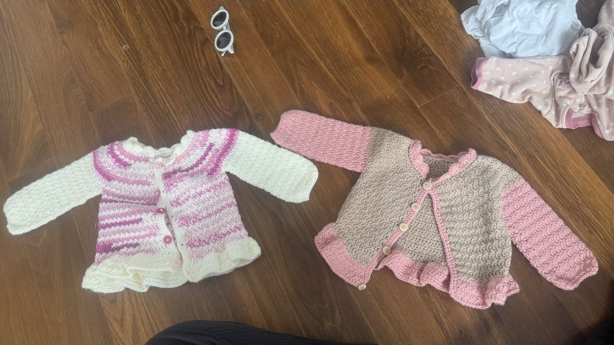 Lotti & Set di vestiti: 2 handgestrickte Babyjäckchen Mädchen – Nuovo (secondo la descrizione) da Seftigen venduto da JGG