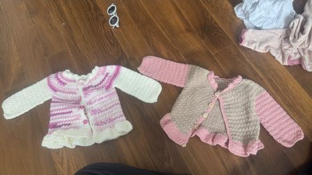 2 handgestrickte Babyjäckchen Mädchen