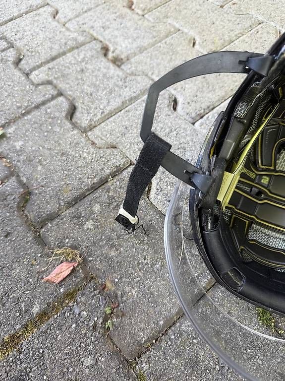 Bauer Caschi: Eishockeyhelm Bauer schwarz mit Visier gebraucht – Usato da Cham venduto da Goodjob8 3