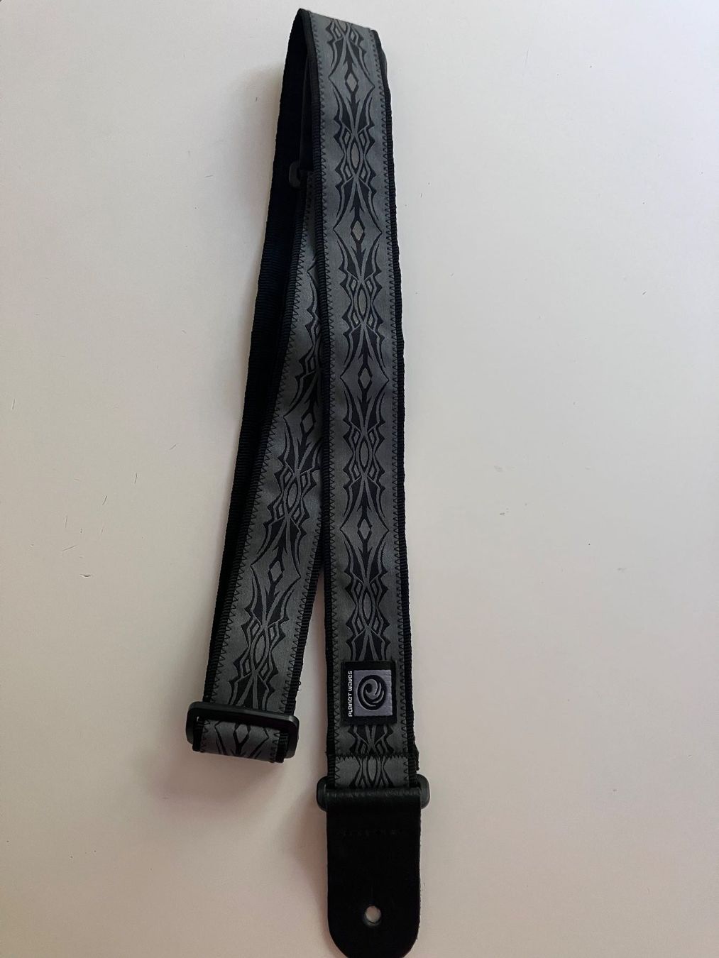 Musikinstrumente: Planet Waves E-Gitarrengurt Tribal Style grau/schwarz – Gebraucht aus Luzern von Madvibe