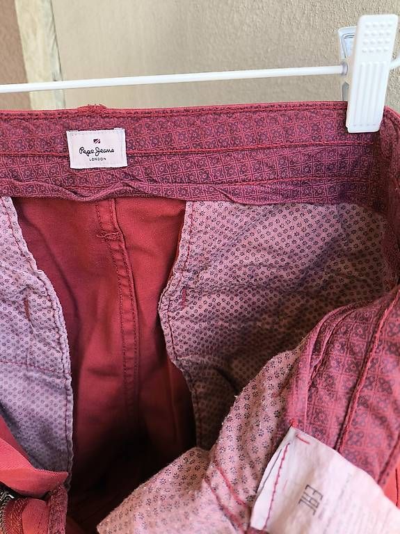 Pantaloni: Pepe Jeans Chinos 32/ 34 rot/ rouge – Usato da Wädenswil venduto da Preppy 2