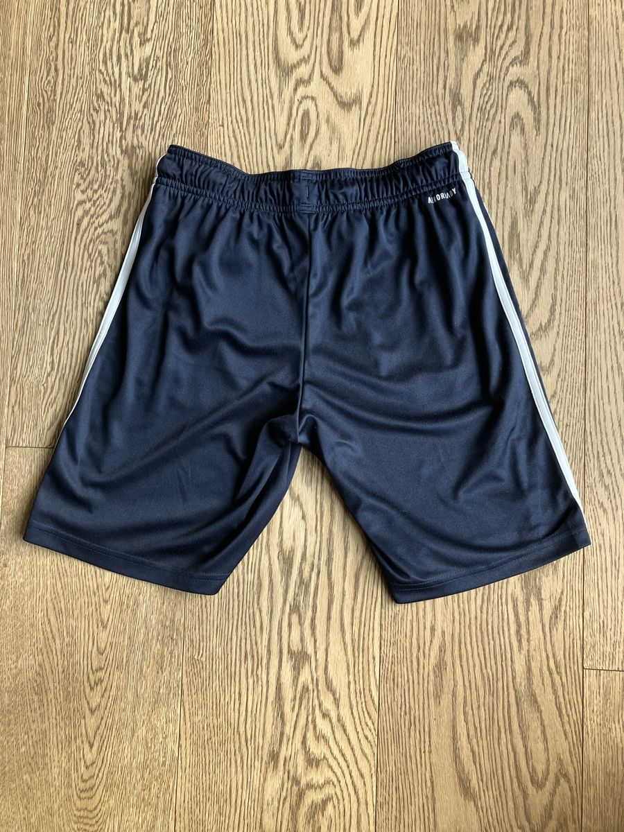 Adidas Pantaloni: Sporthose Adidas dunkelblau 152 – Usato da Cham venduto da Liliane78 1
