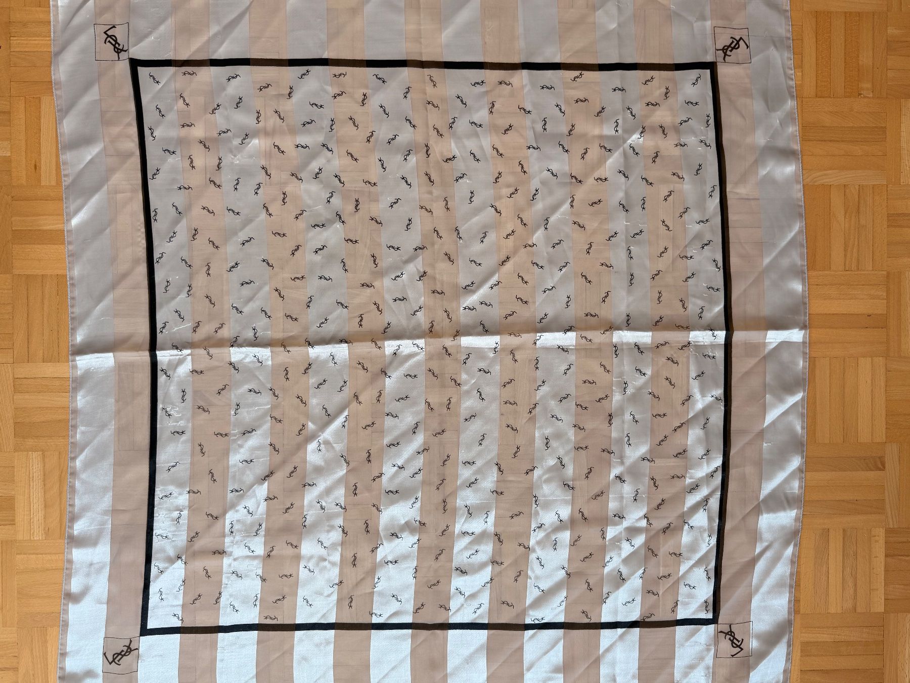 Saint Laurent Foulards & écharpes: YSL Foulard – D'occasion à Binningen par lan_w6w9 1