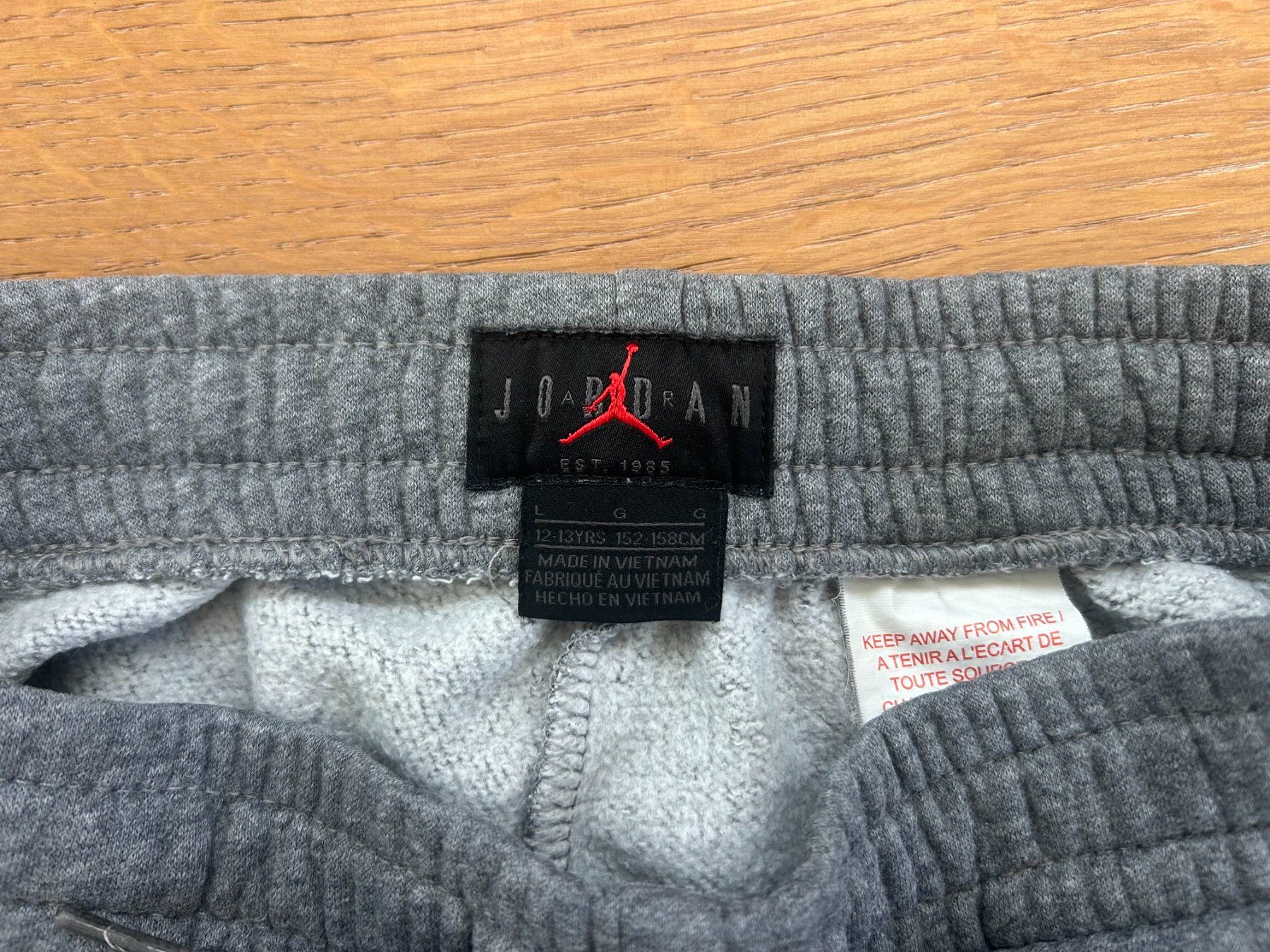 Jordan Pantaloni: Kinder- Trainerhose grau JORDAN 152/158 – Usato da Grub AR venduto da DukeStatham 2