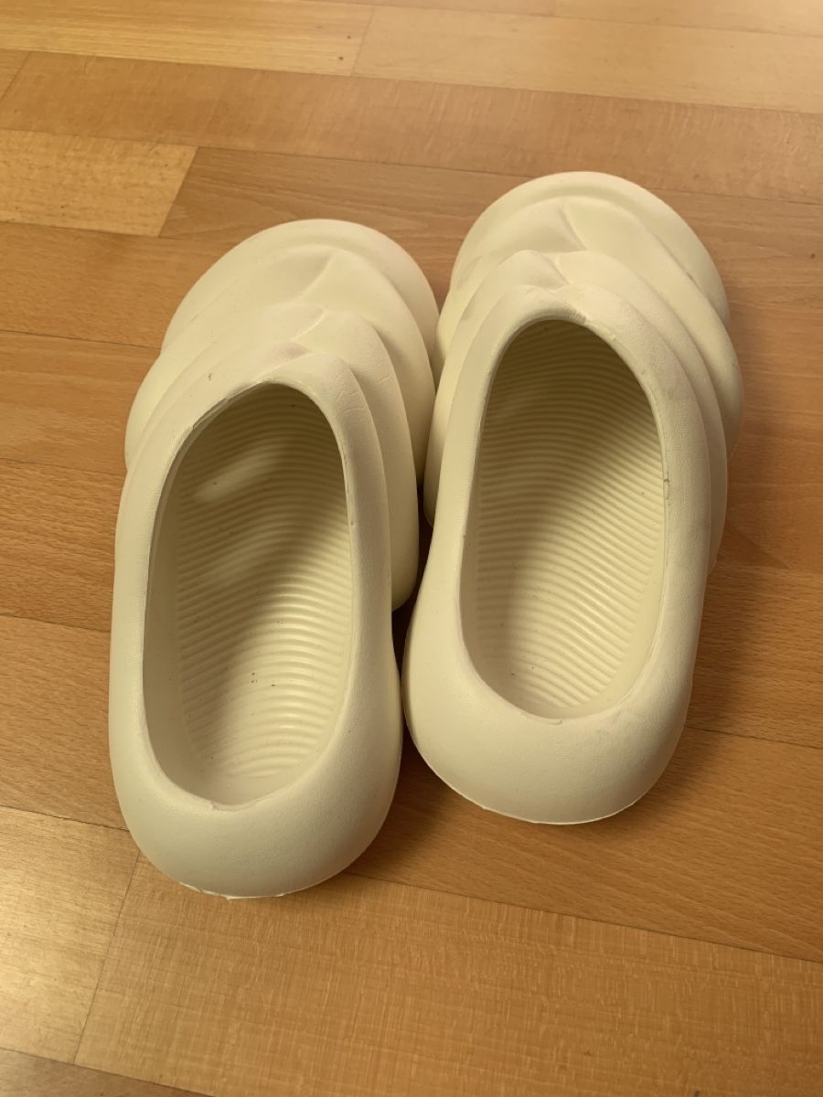 Scarpe da uomo: White Slippers/sandals – Usato da Chexbres venduto da doe_xns6 1