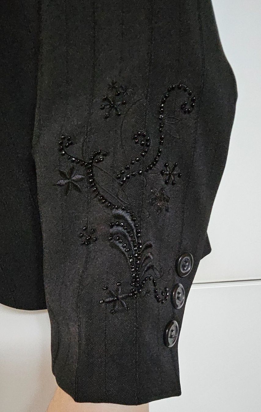 Jacken: Schwarzer Blazer Gr. 34/36 mit Perlenstickerei – Gebraucht aus Wimmis von sal_rj9j 2