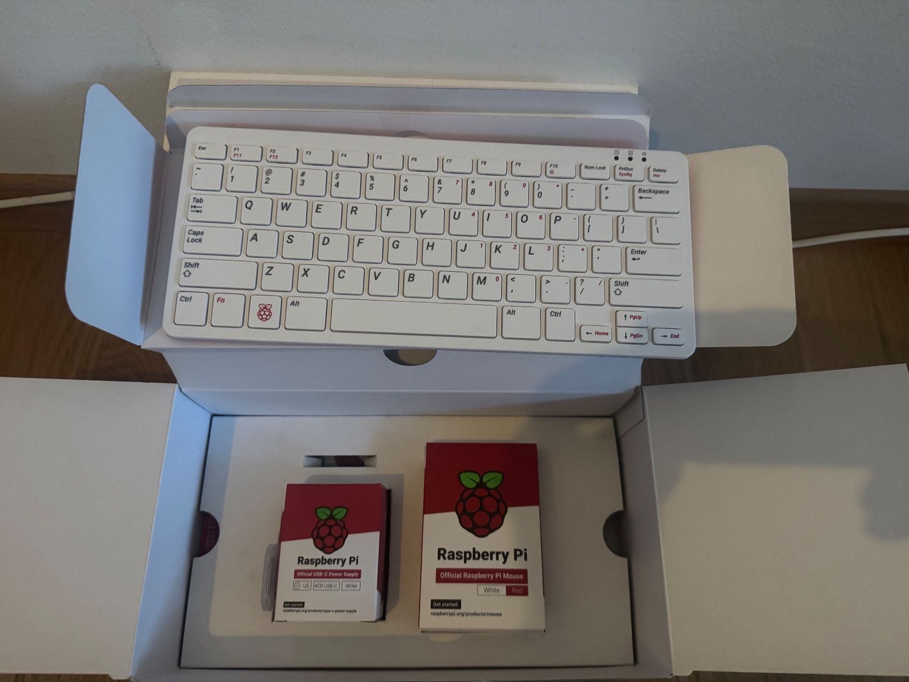 Raspberry Pi PC: Raspberry Pi 400 kit, US/English keyboard, as new – Nuovo e nell'imballaggio originale da Zürich venduto da hvendelbo 1