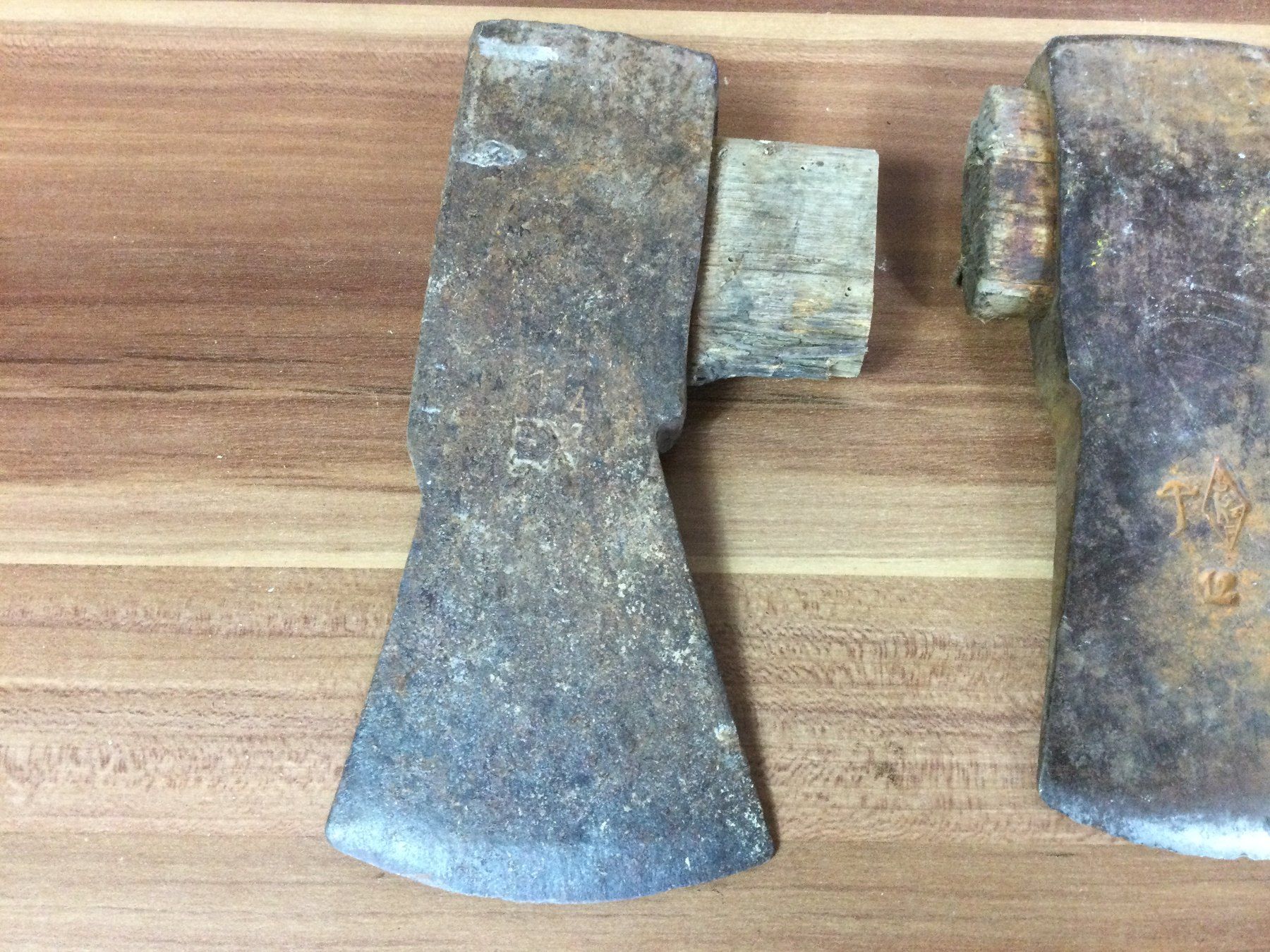 Attrezzi da lavoro: Posten alte rostige Äxte Beile – Usato da Wangen SZ venduto da kuriosum12 1