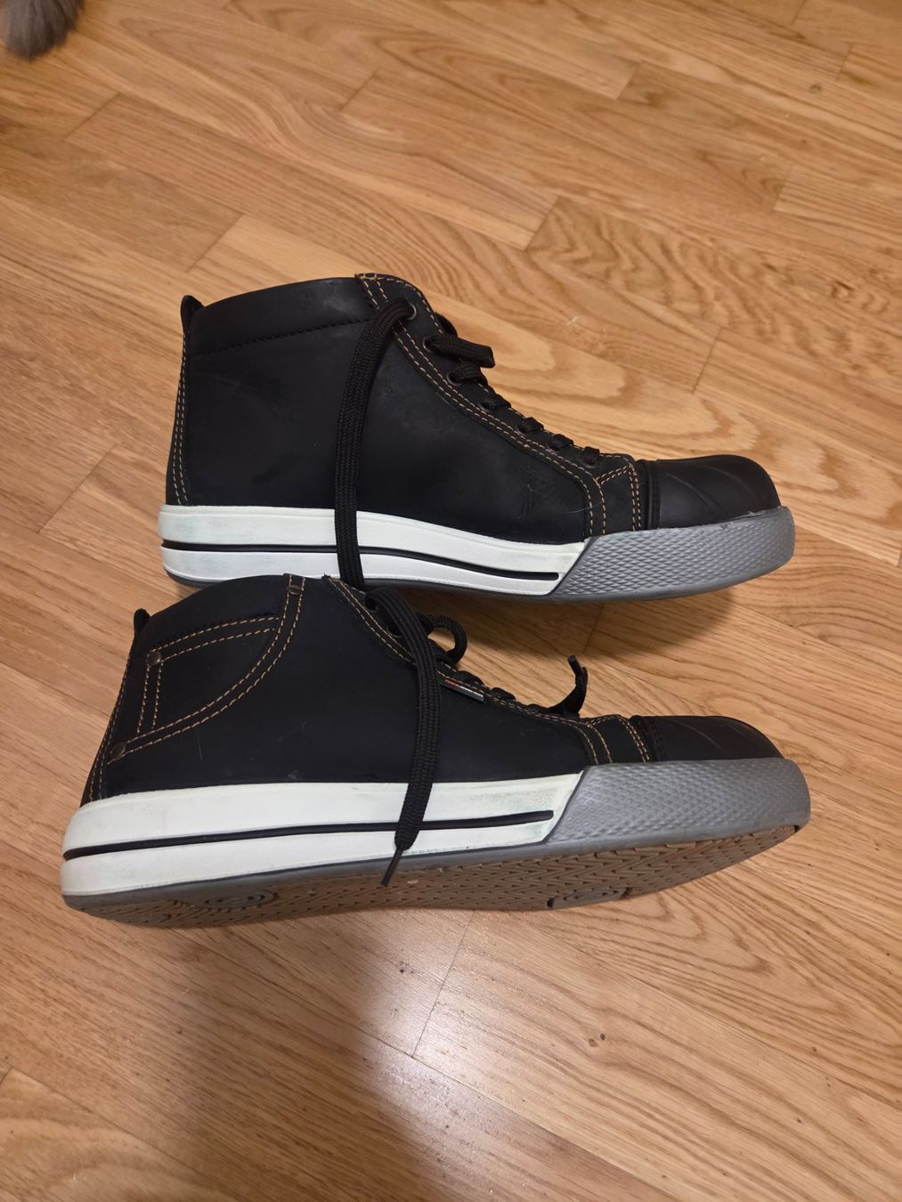 Scarpe da uomo: Red brick safety shoes size 42 – Usato da Yverdon-les-bains venduto da vwg_89 1