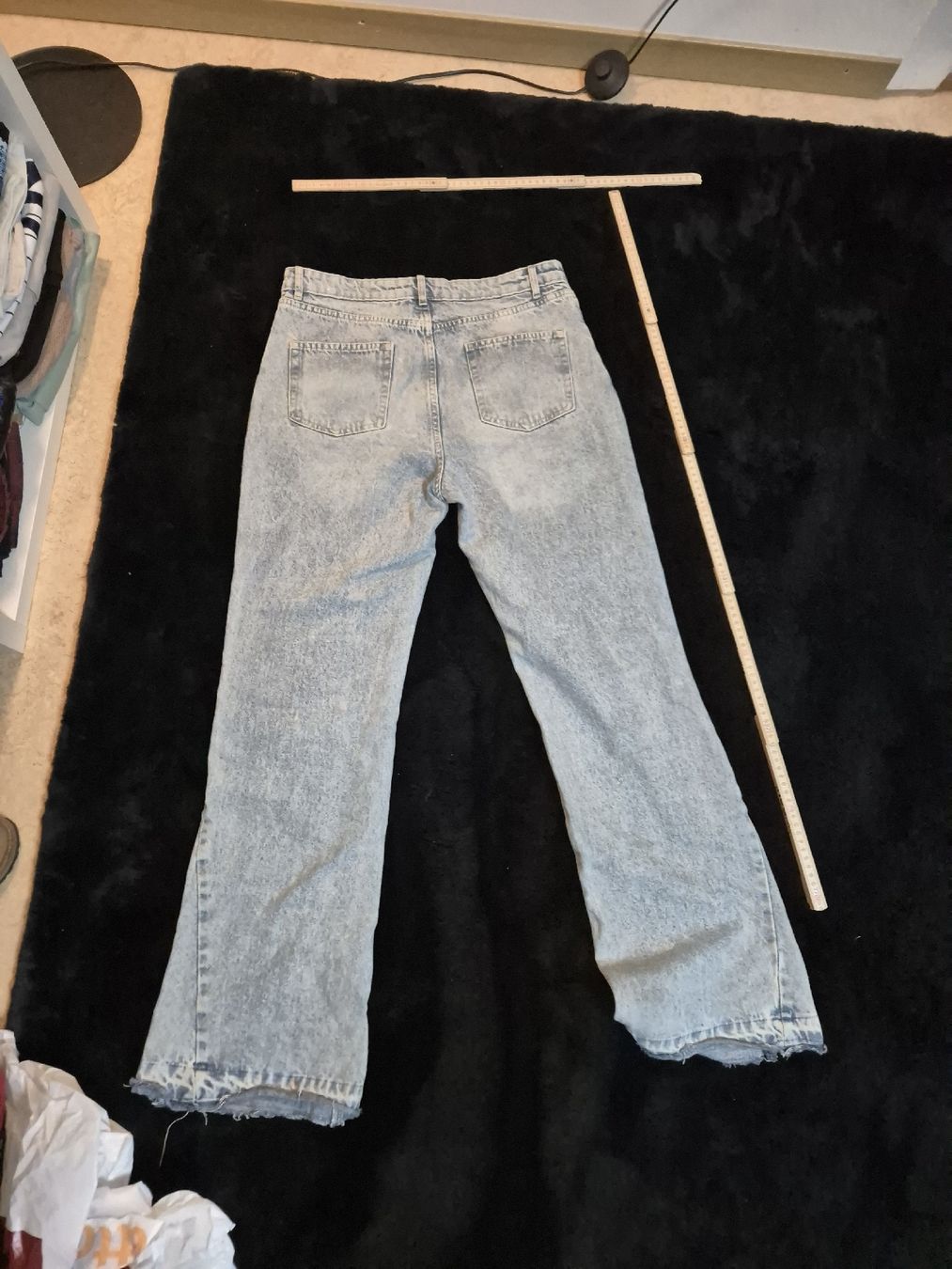 Jeans: Jeans hellblau Grösse S mit ausgefranstem Saum Flared – Usato da Zürich venduto da Drago670 3