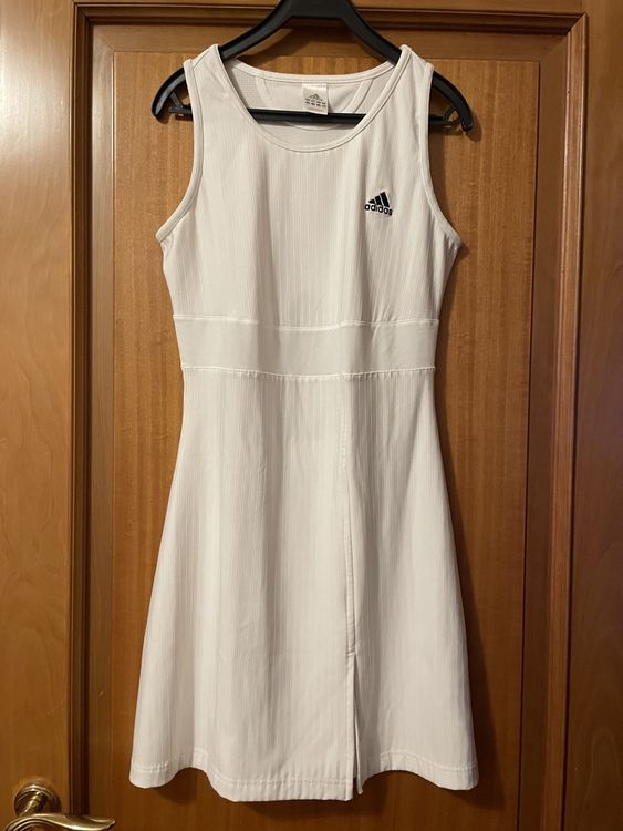 Costume da bagno con pantaloncini e abito con volant per bambina