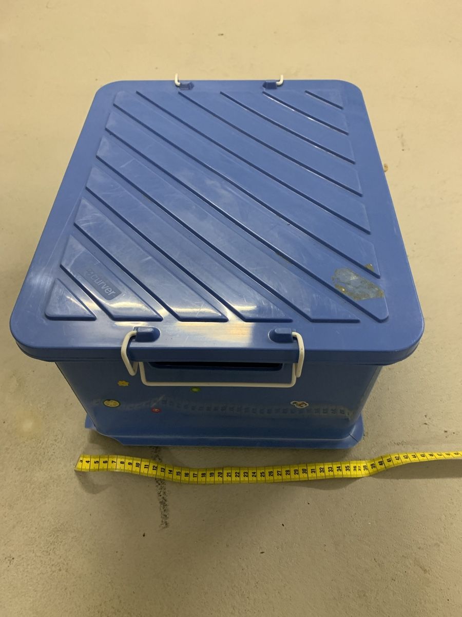 Casse di trasporto: Blaue Kunststoffbox mit Deckel und Verschluss – Usato da Erlenbach ZH venduto da Ritschly