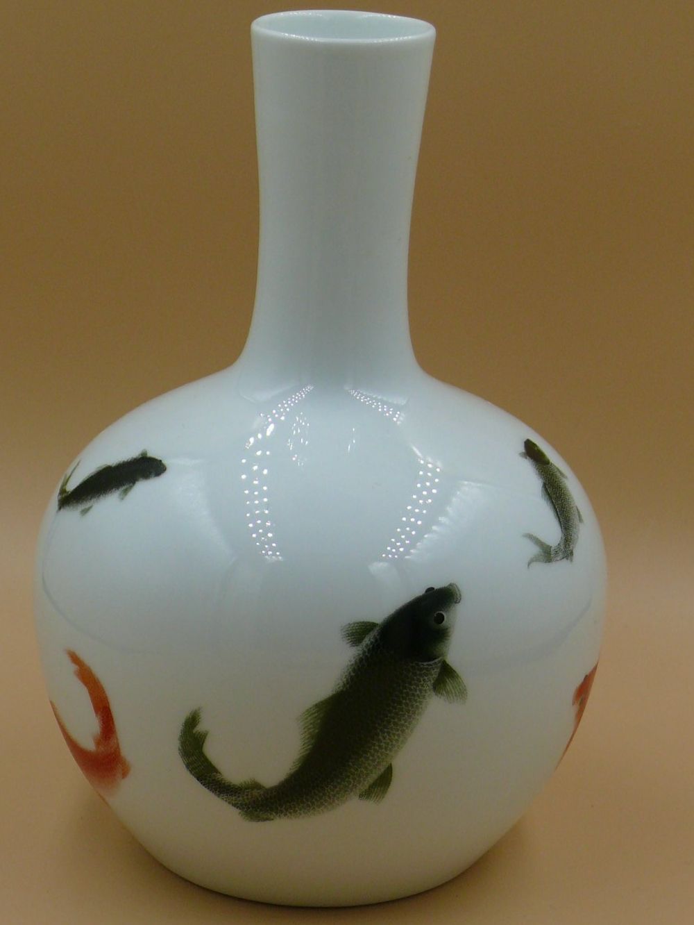 Vasen & Gefässe: Weisse Vase mit Koi-Karpfen Design – Gebraucht aus Schwarzenburg von Unterwahlern 1