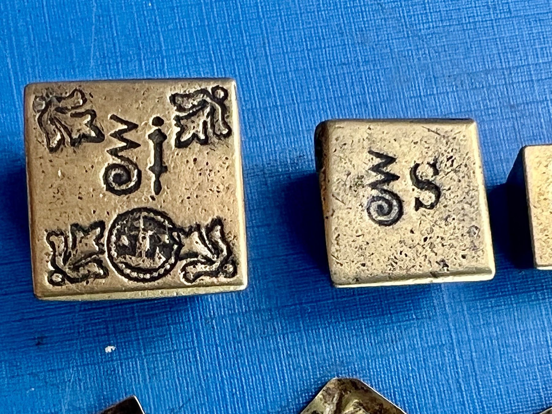 Waagen und Gewichte: 8 prächtige antike Apothekergewichte Messing oder Bronce – Gebraucht aus Unterengstringen von Gustav03 1