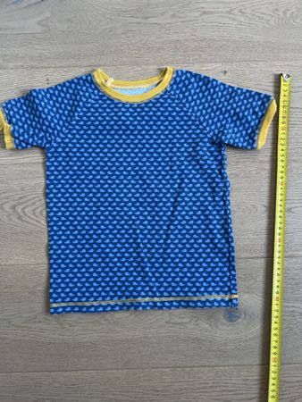 Unikat: Elastisches T-Shirt mit Walen, Gr 98