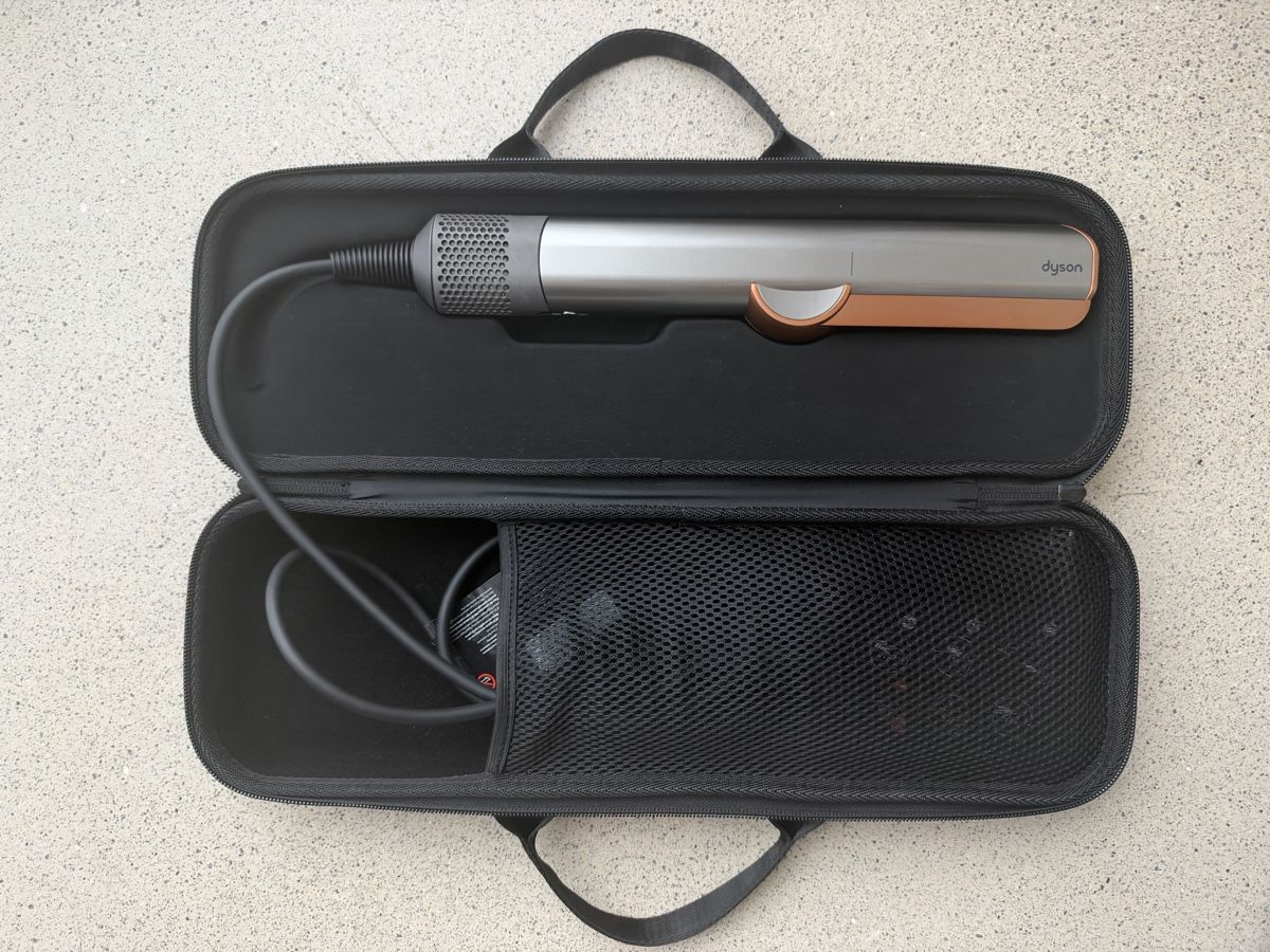 Dyson Sèche-cheveux: Dyson Airstrait mit Tasche neu – Neuf (Voir description) à Zug par Lina.a