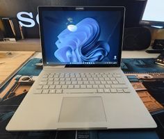 Microsoft Surface Book | i5 | 8GB | 256GB SSD  | Win 11 Pro