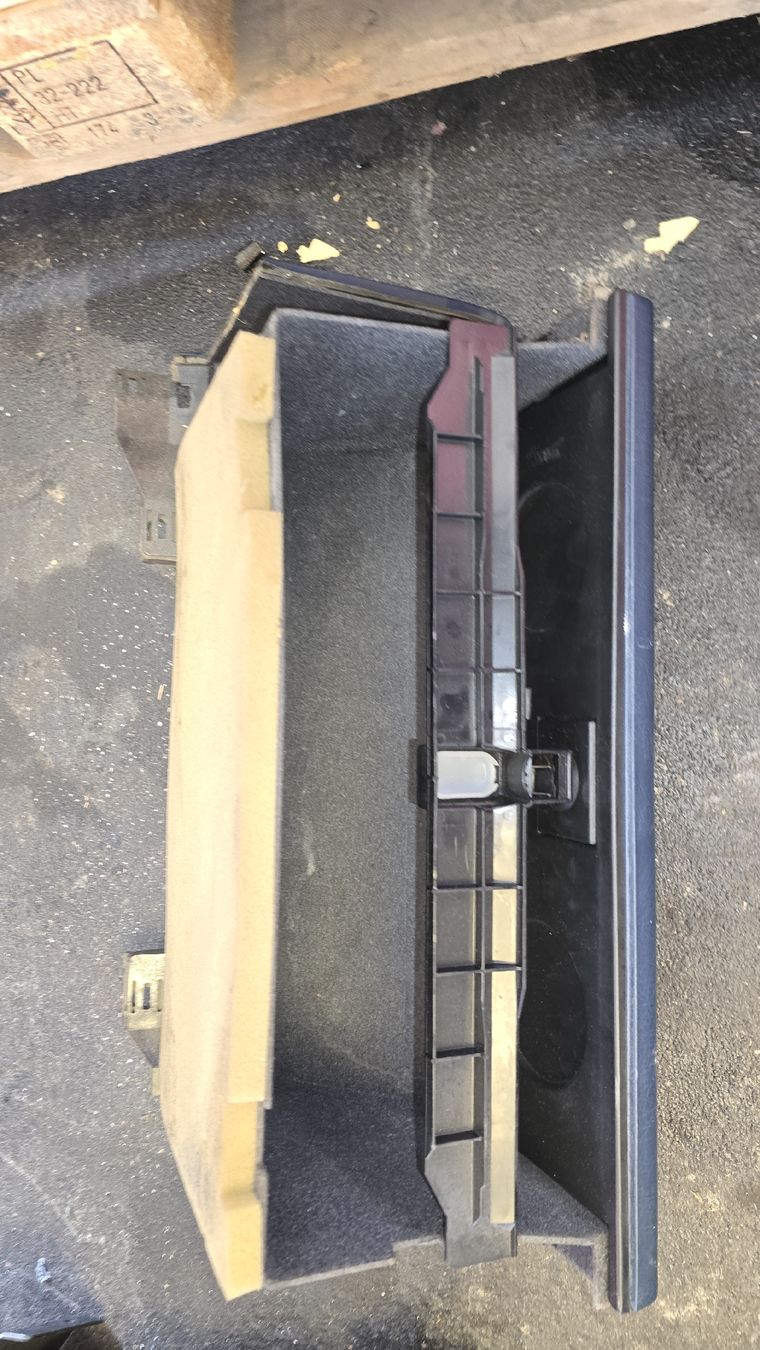 Tutti pezzi di ricambio auto: Volvo 740 Handschuhfach – Usato da Bern venduto da tiz_lw6n 2