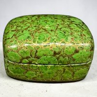 Boîte papier maché ancienne laquée verte, motif floral doré