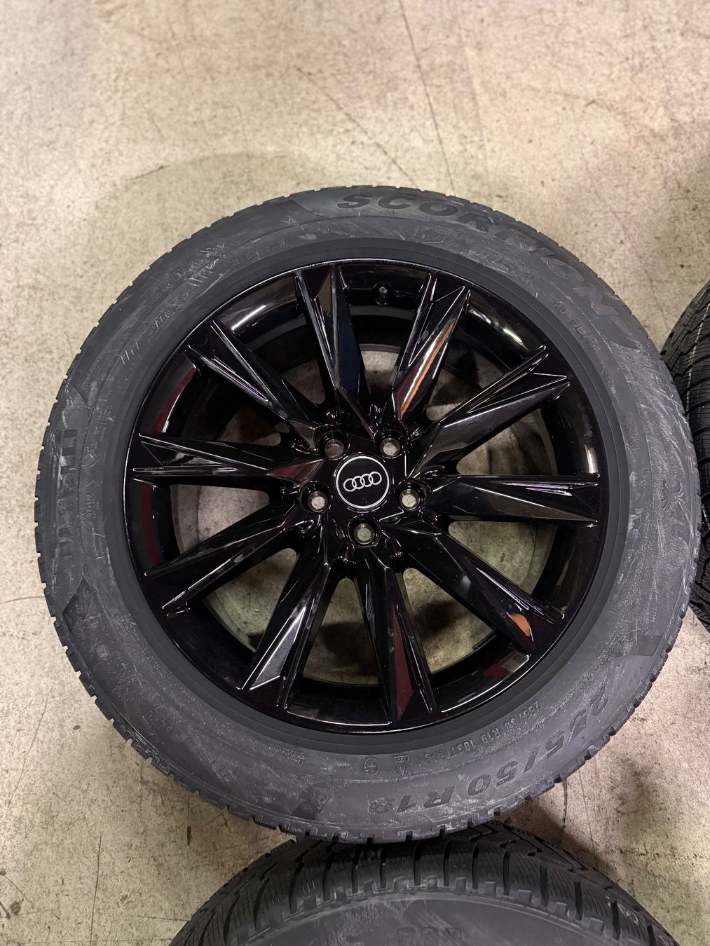 Audi Pneumatici & Ruote complete: Originale Audi Q4 E-tron Winterräder 19zoll Neu – Nuovo e nell'imballaggio originale da Gerlafingen venduto da Pneu-Puric 2