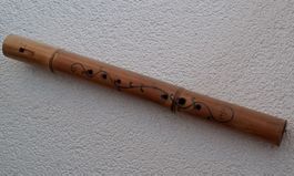 Holzflöte mit Verzierung, gebraucht