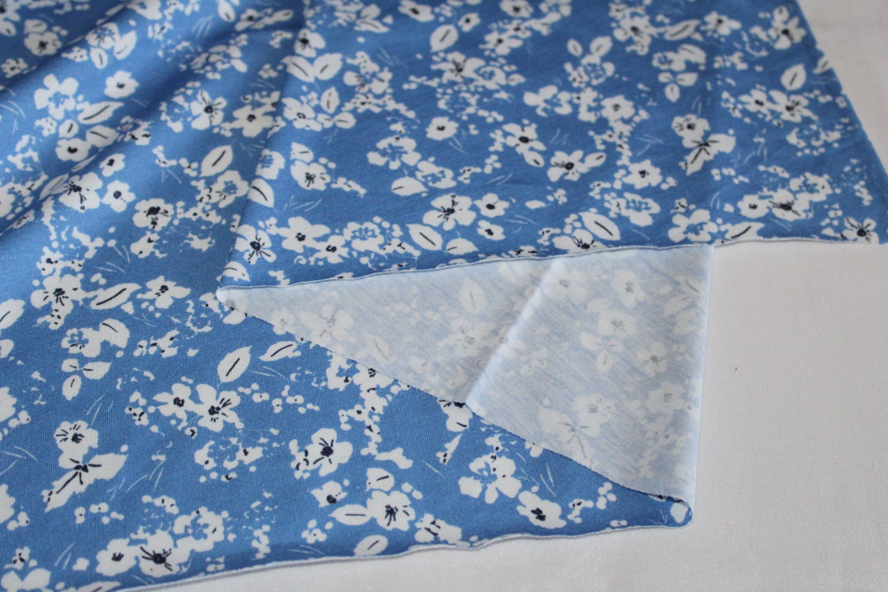 Tessuti: Stoff Viscosejersey Blumen blau/weiss – Nuovo (secondo la descrizione) da Obfelden venduto da solomon111 3