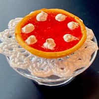 Erdbeertorte auf Glasplatte mit Fuss f/Puppenstuben. Handarb