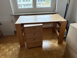 Bureau et des tiroirs et sa chaise 