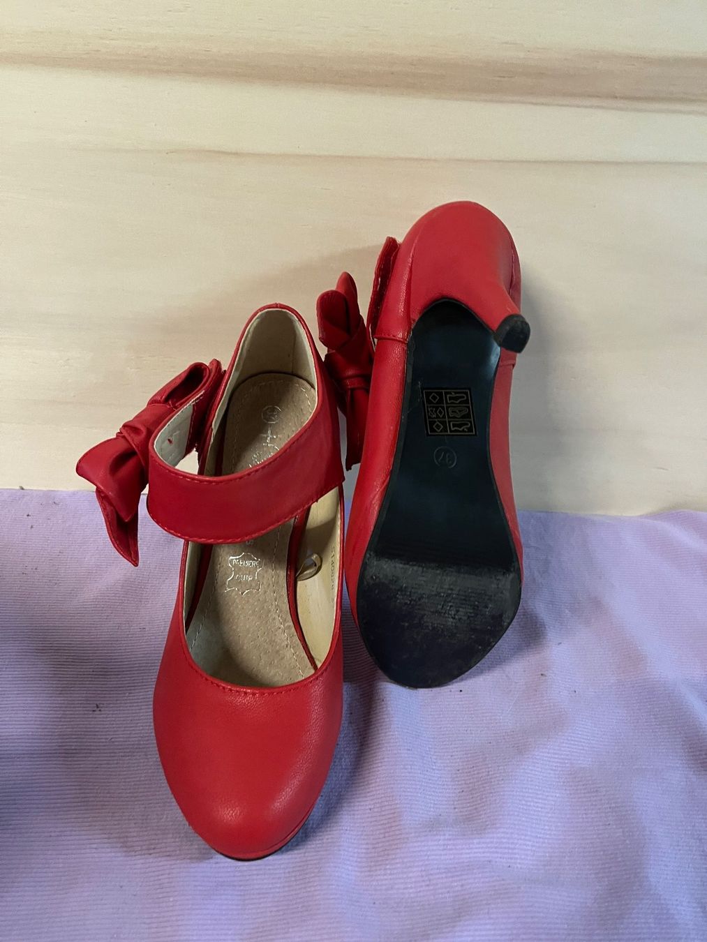 Scarpe da donna: rote Pumps mit Schlaufe – Usato da Reigoldswil venduto da tan_wh69 1