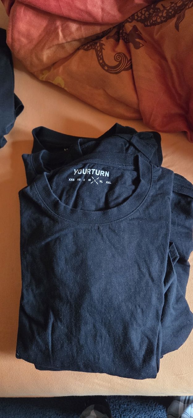 T-shirt: 4 Schwarze t Shirts – Usato da Arni BE venduto da Jolanda2000