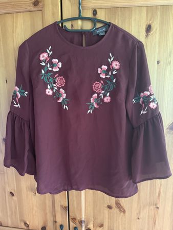 Superbe chemisier grenat avec fleurs, taille XS