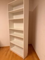Weisses IKEA Bücherregal mit verstellbaren Tablaren