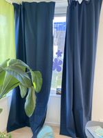 2 Dunkelblaue Vorhänge