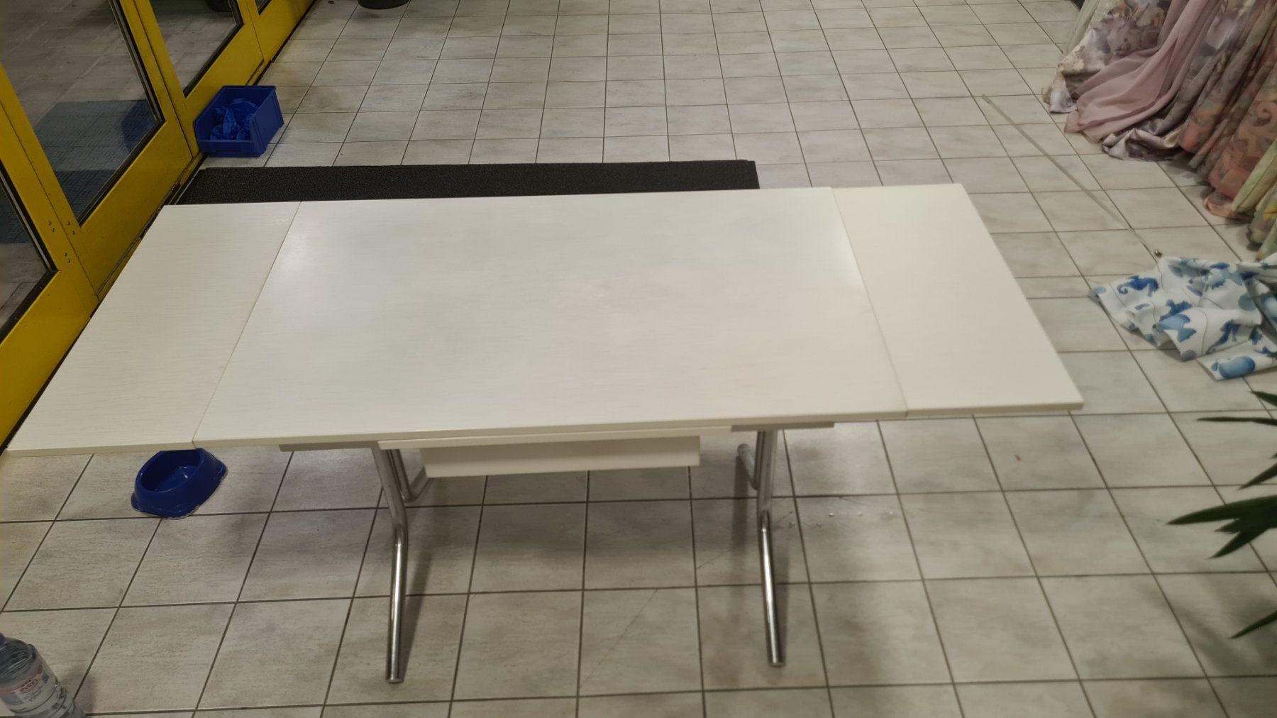 Tables: Table extensible blanche pieds chromés bon état – D'occasion à Monthey par 187-zeroo 4