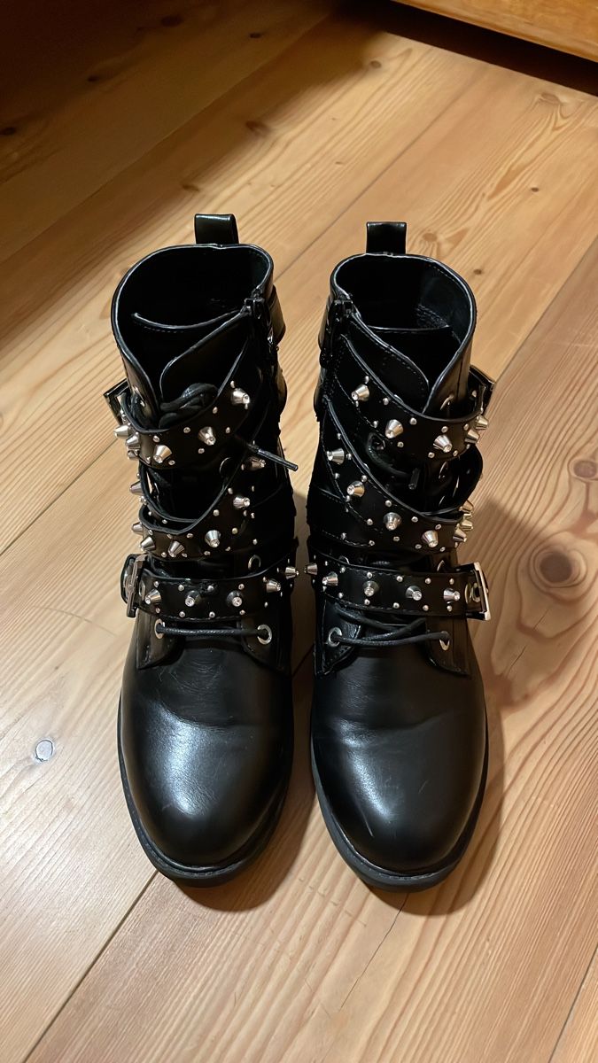Scarpe da donna: Schwarze Nietenstiefel – Usato da Dietikon venduto da na_129