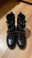 Schwarze Nietenstiefel