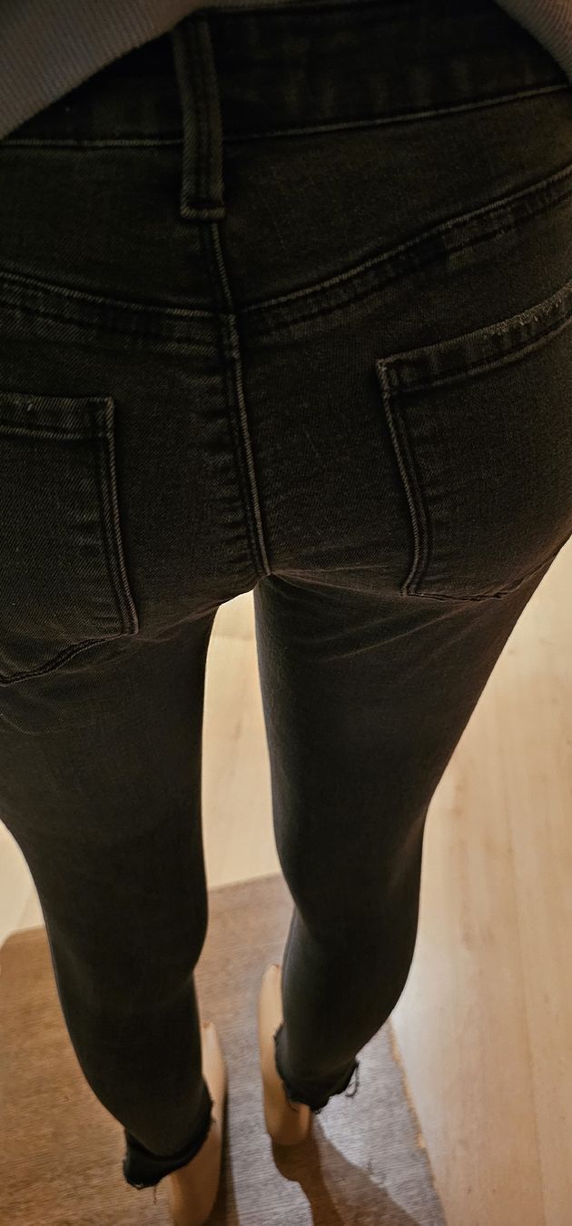 Lots de vêtements: Schwarze Skinny Jeans Gr. S mit coolem Destroyed Look Pulli – D'occasion à Ferden par jemyce 4