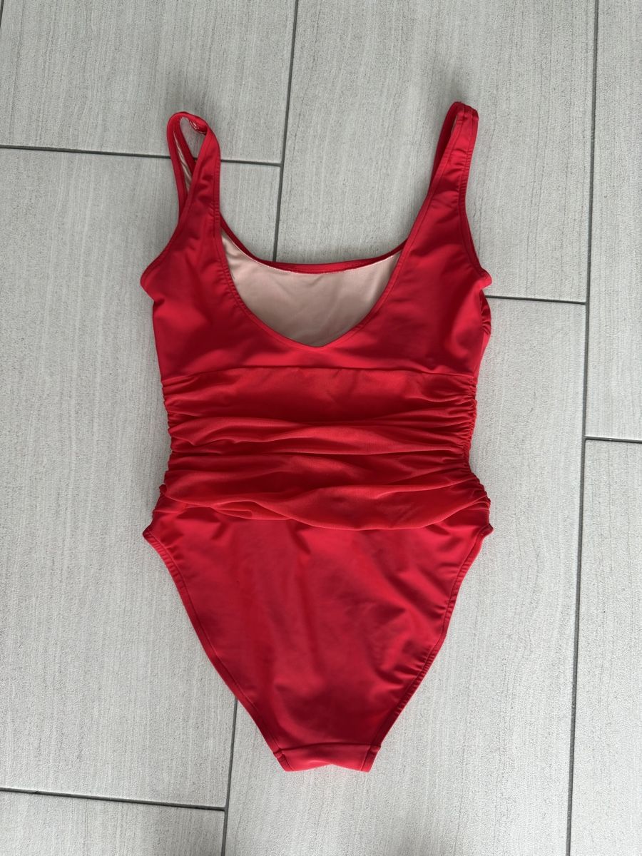 Costumi da bagno & Bikini: TABOU Badeanzug ROT mit Raffung, Gr. CH 38 – Usato da Pfungen venduto da hansi09io 1