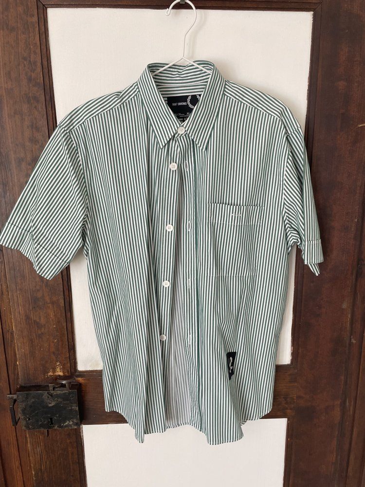 Fred Perry Camicie: Raf Simons x Fred Perry Kurzarmhemd gestreift Gr. 42 – Usato da Stäfa venduto da hag_7wls
