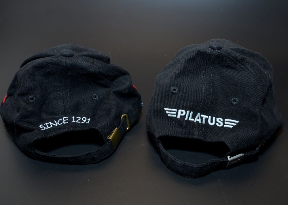 Copricapi, berretti & cappellini: Baseballcap Collection Schweiz Pilatus Flugzeug – Usato da Häusernmoos venduto da adlerfedern 5